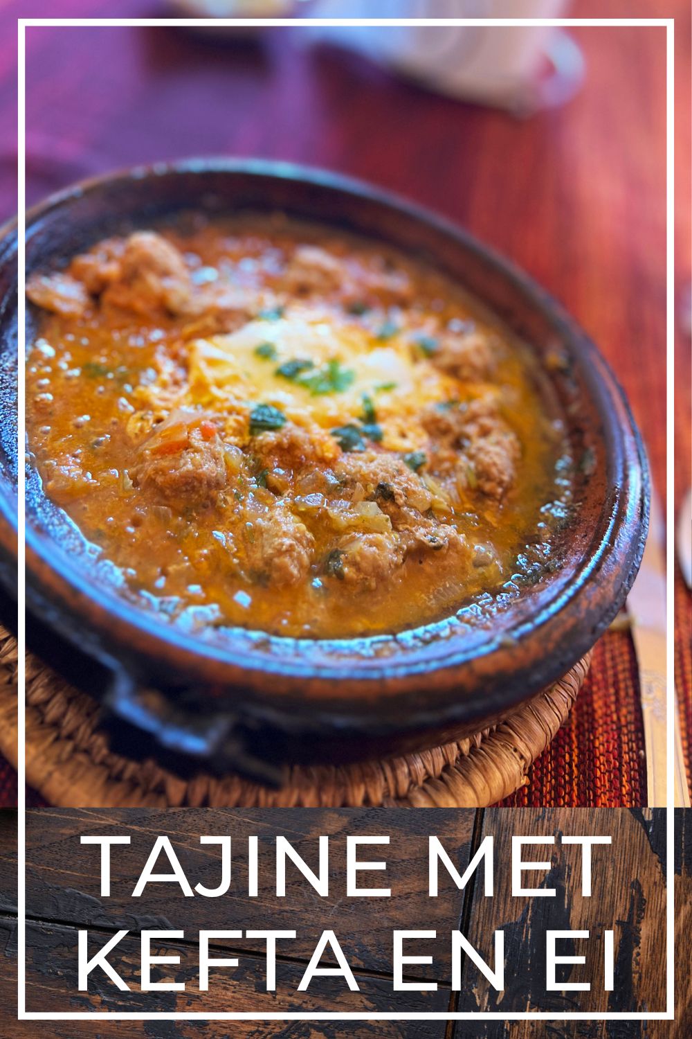 gehaktballetjes in kruidige tomatensaus met gestolde eieren