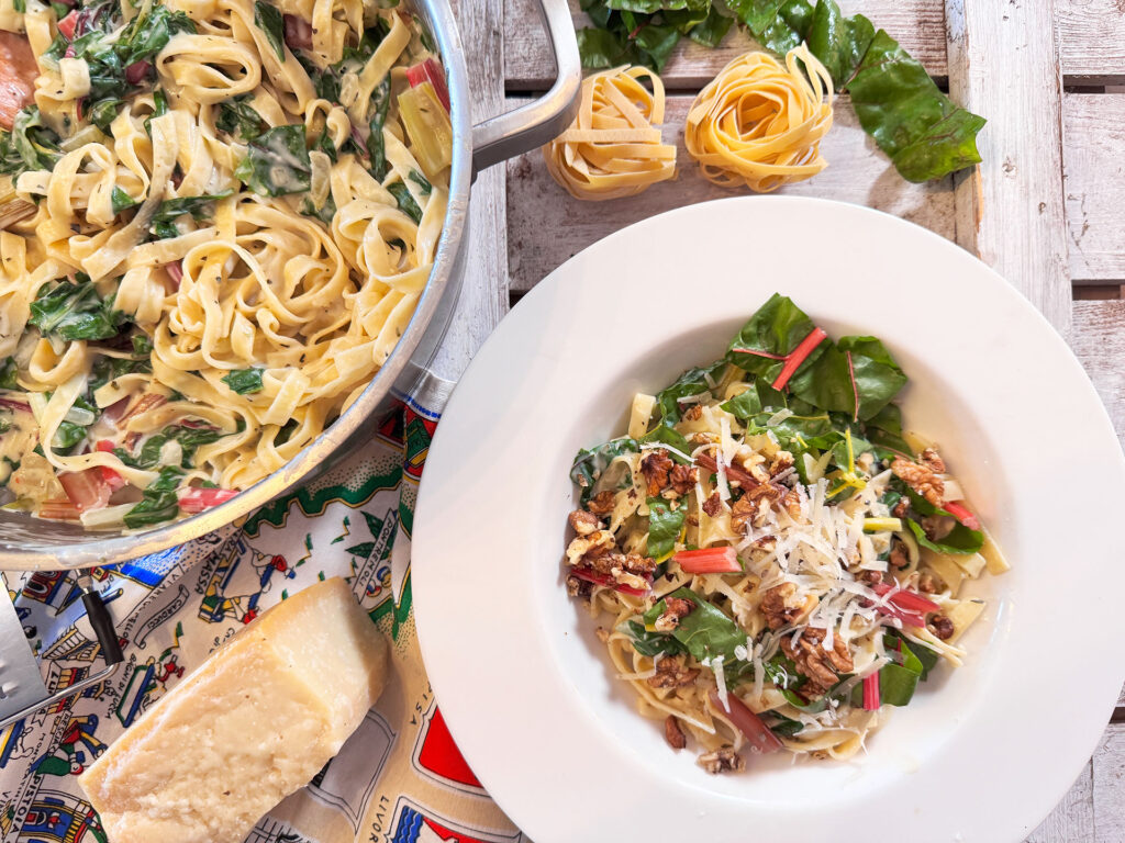 tagliatelle met roomsaus en kleurrijke snijbiet uit de moestuin