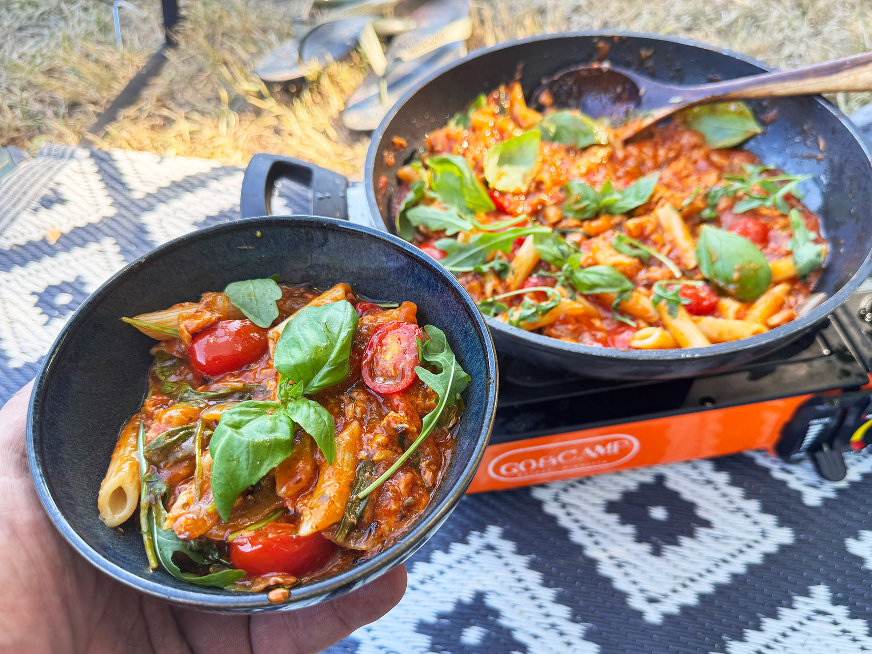 camping pasta met tonijn, tomaat en rucola op festivalcamping