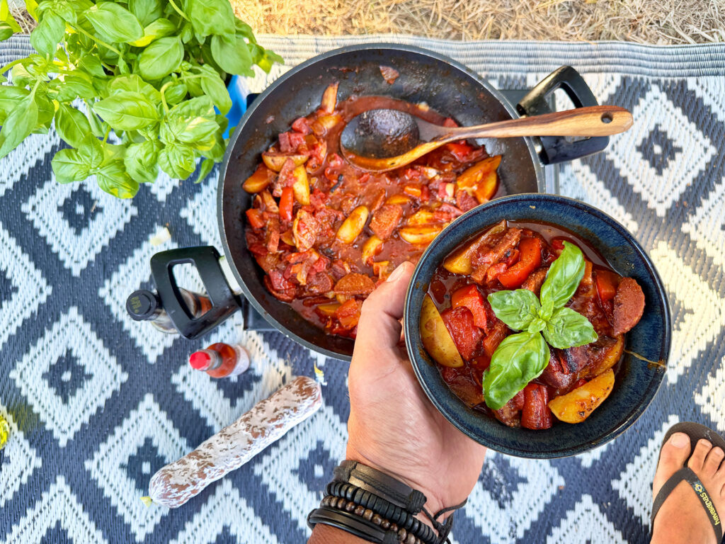 afrikaanse sausage stew in één pan op campingstelletje voor tent