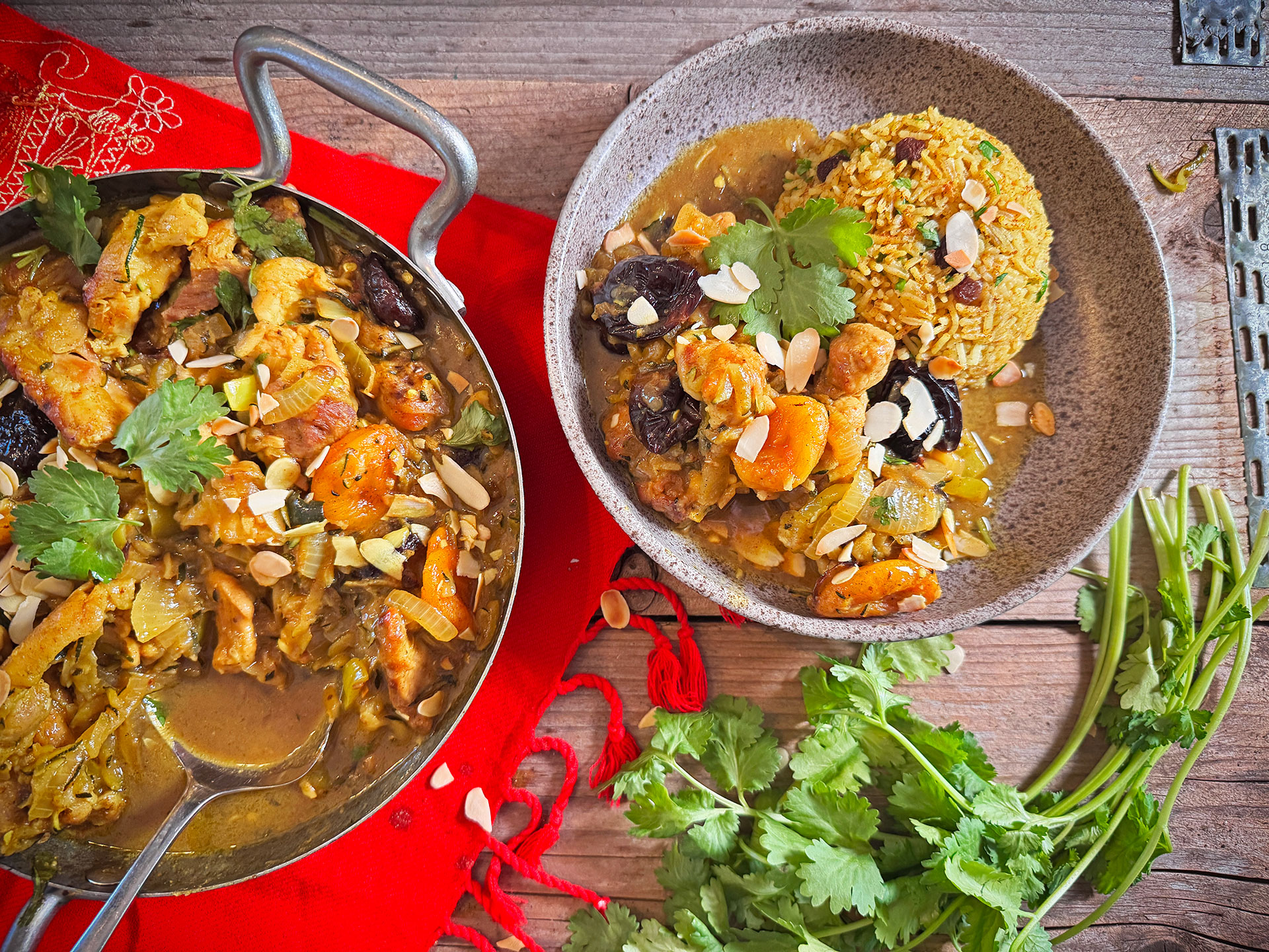 Arabian Nights Chicken geserveerd met Midden-Oosterse rijst en geroosterde amandelen