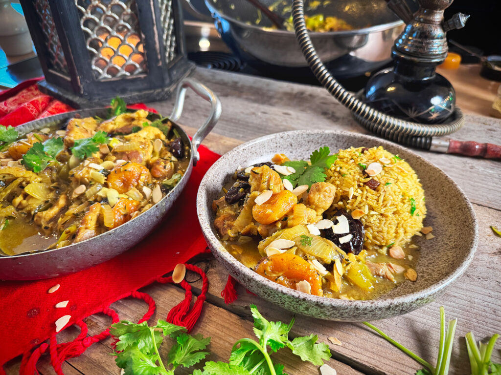 Arabian Nights Chicken geserveerd met Midden-Oosterse rijst en geroosterde amandelen