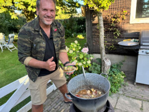 Rene-in-de-keuken-kookt-buiten