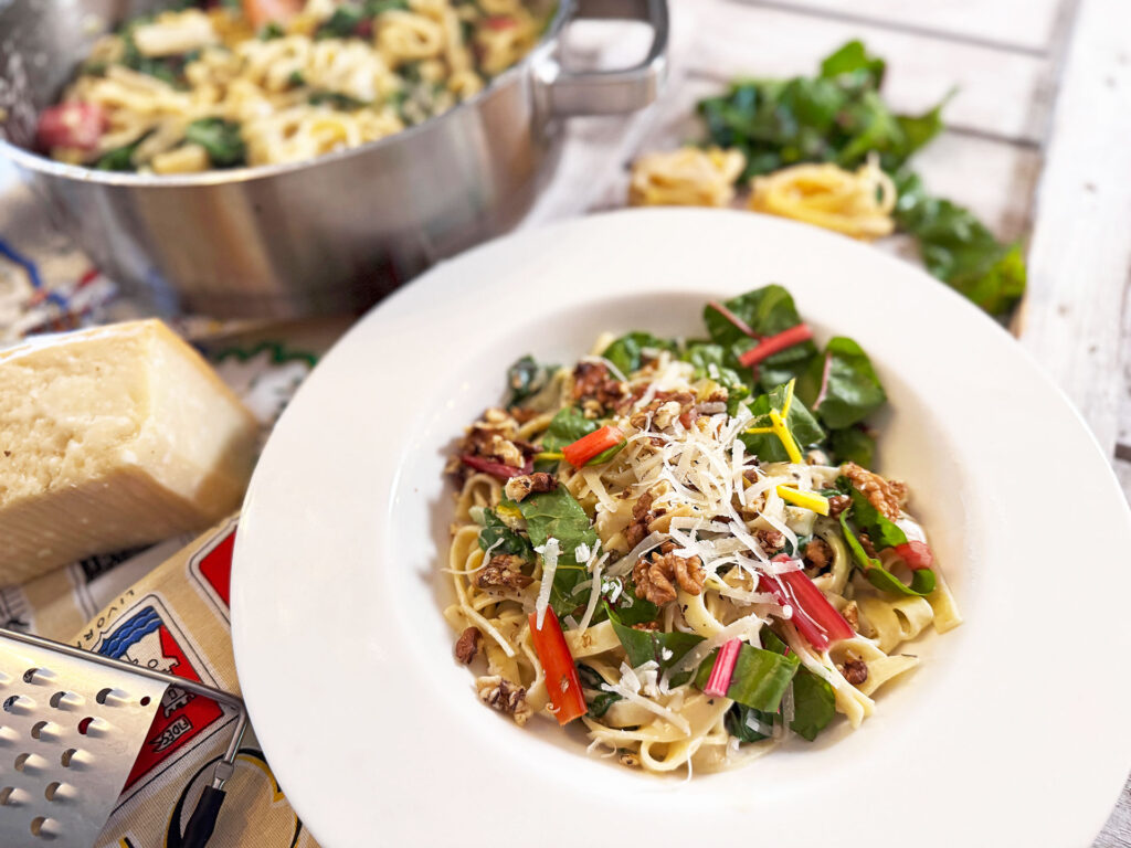 vegetarische tagliatelle met snijbiet en geroosterde walnoten