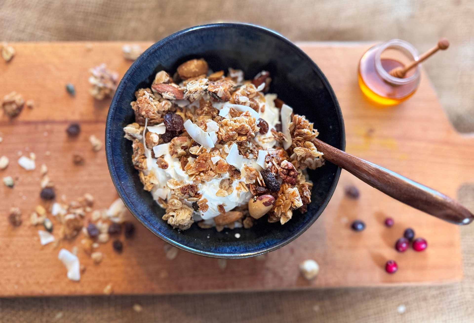 Homemade granola met yoghurt en vers fruit