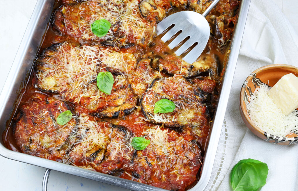Parmigiana di Melanzane – Italiaanse ovenschotel met aubergine, tomatensaus en kaas