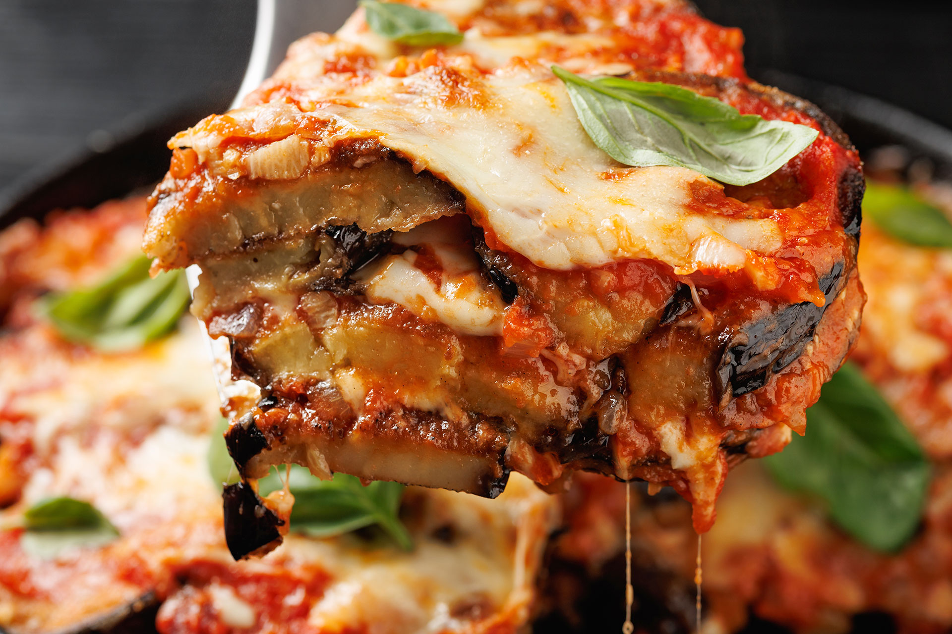 Parmigiana di Melanzane – Italiaanse ovenschotel met aubergine, tomatensaus en kaas