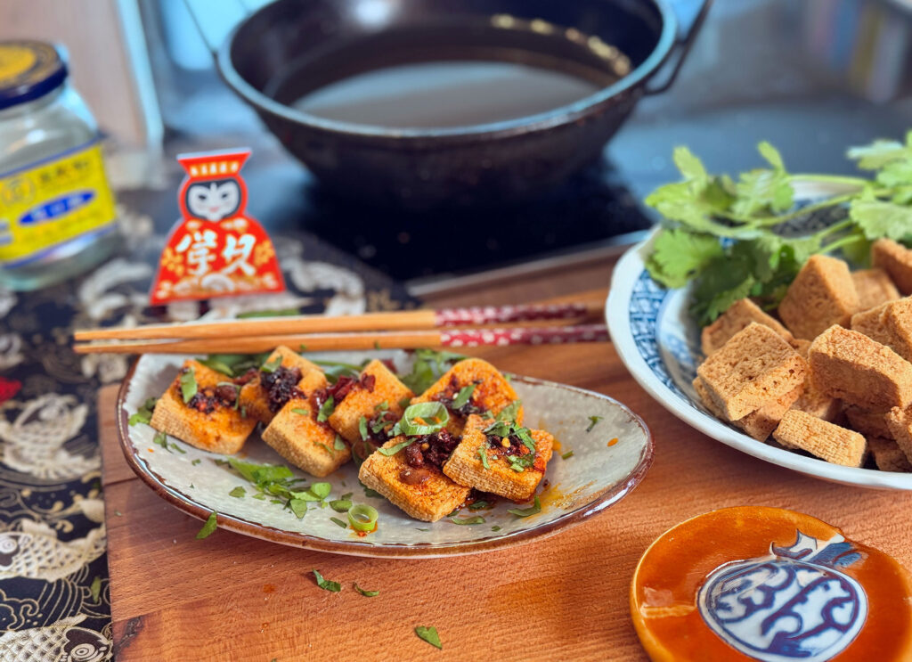 Gefrituurde Taiwanese stinky tofu met chilisaus koriander