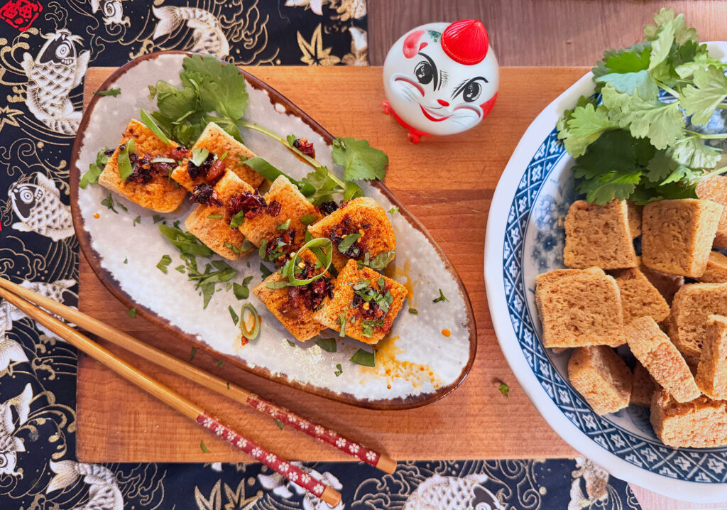 Gefrituurde Taiwanese stinky tofu met chilisaus koriander