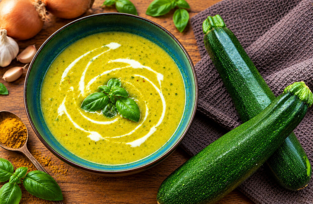 Courgettesoep met kerrie, yoghurt en verse basilicum
