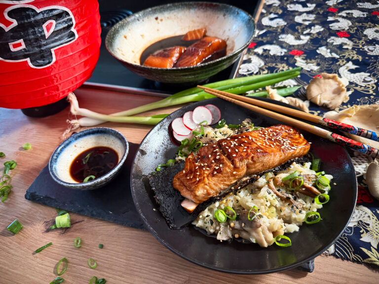 Japanse zalm met nori en oesterzwammen sushi-rijst, geserveerd in Japanse stijl