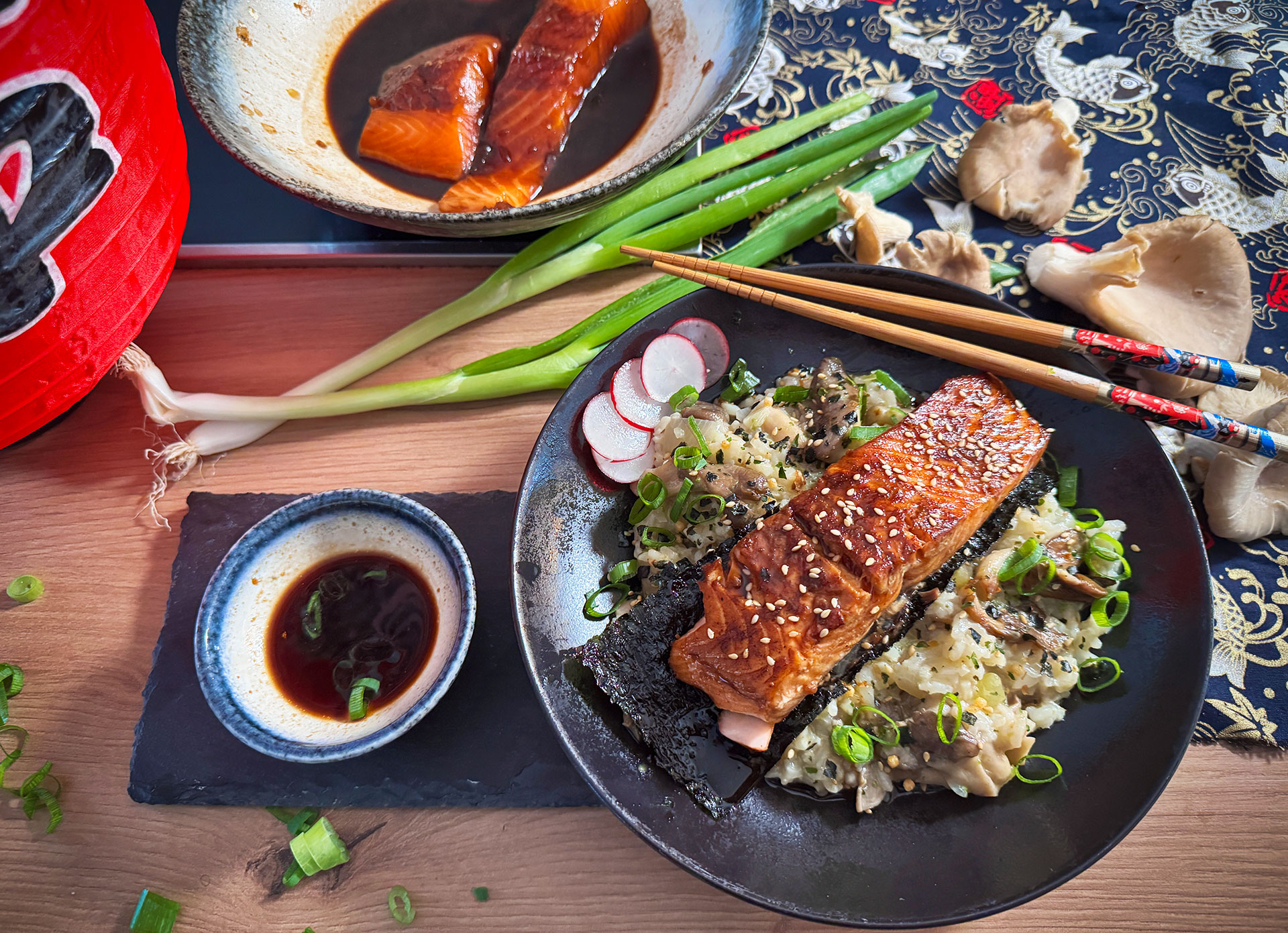 Japanse zalm met shiitake-rijst in miso-dashi bouillon, geserveerd met paksoi