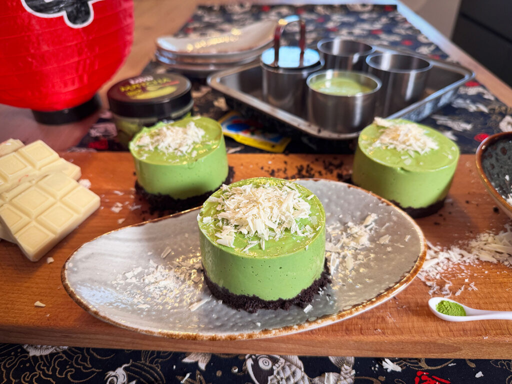 Japanse matcha mini cheesecakes met witte chocolade op een bord