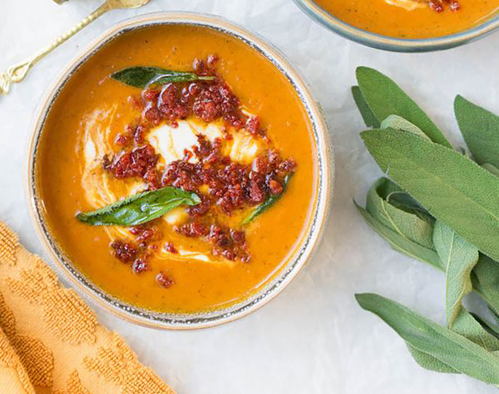 Kom soep van zoete aardappel met chorizokruim en peterselie