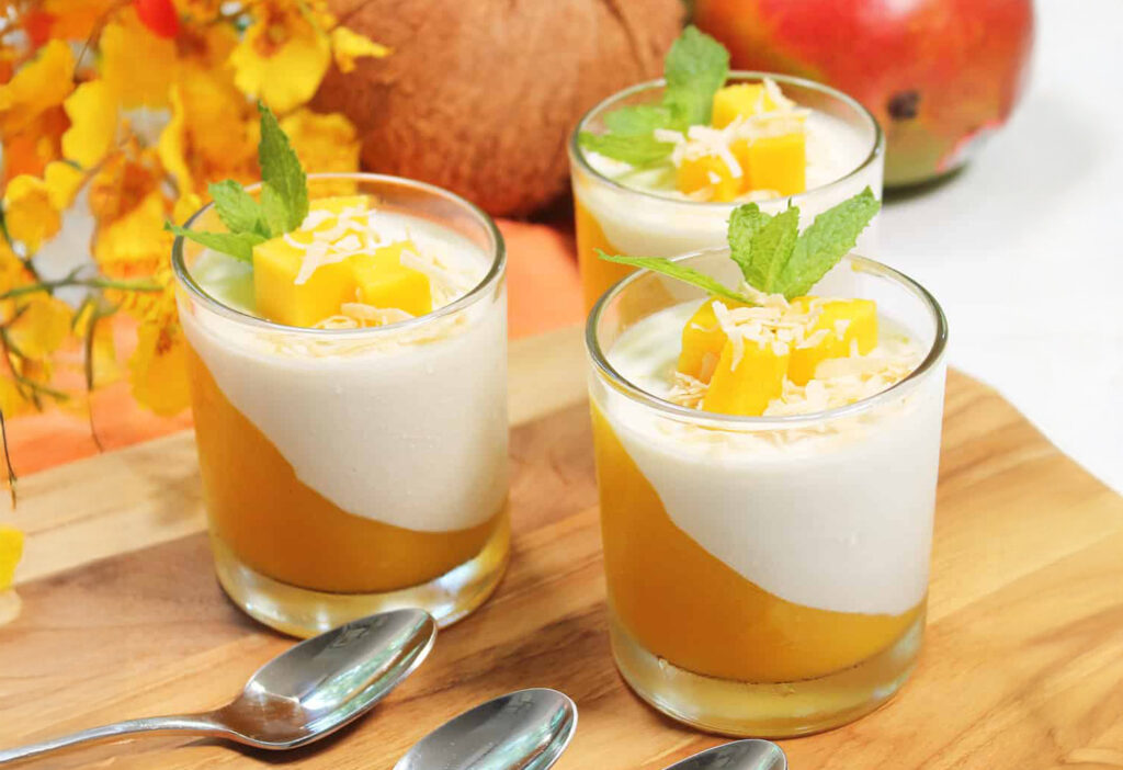 Mango panna cotta met kokosschuim en verse mango