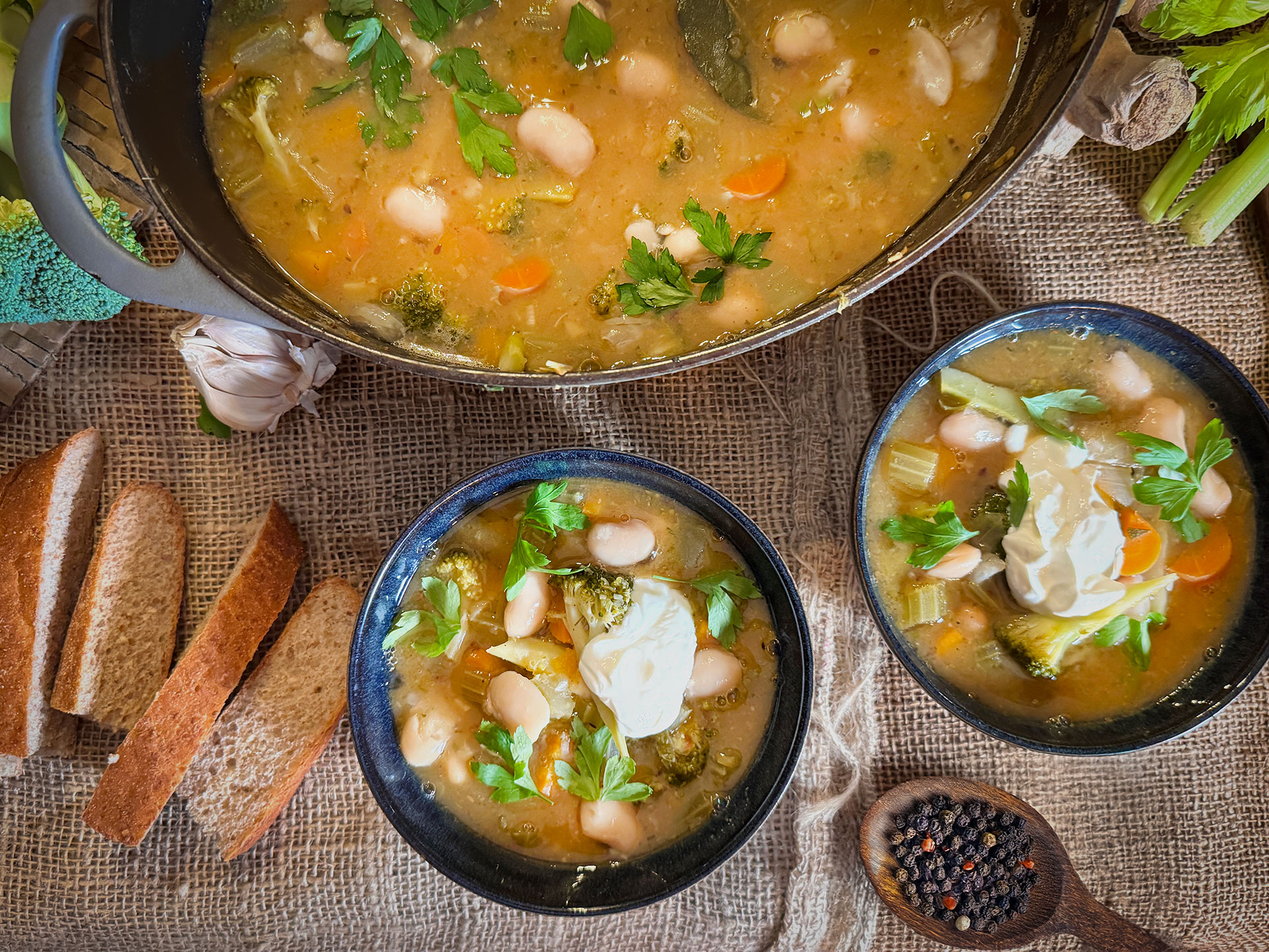 Vegetarische Toscaanse witte bonenstoof met pompoen, broccoli en witte bonen in een kom