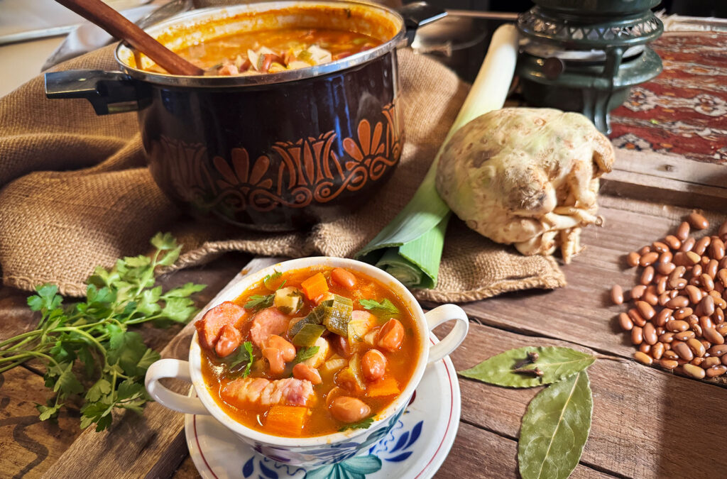 Ouderwetse bruine bonensoep met rookworst en groenten in een boerenbond soepkom