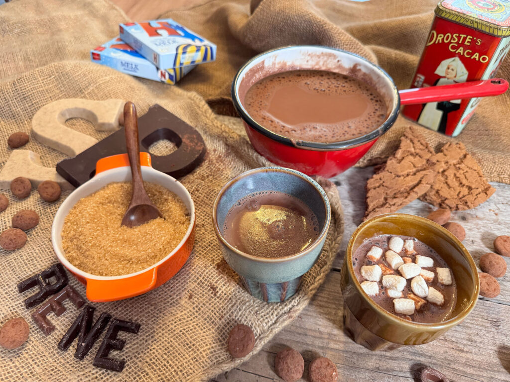 Ouderwetse Nederlandse chocolademelk in een mok, geserveerd op pakjesavond.