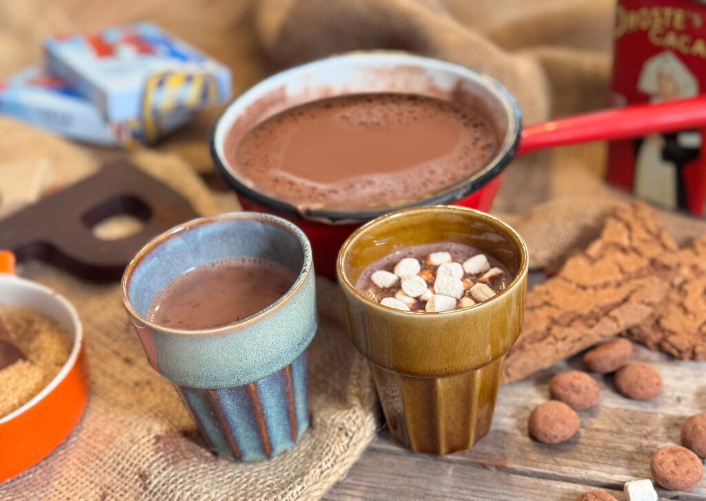 Ouderwetse Nederlandse chocolademelk in een mok, geserveerd op pakjesavond.