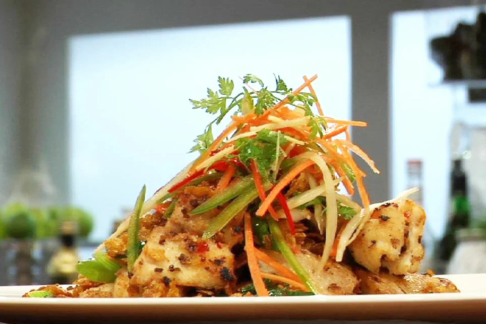 Krokante forel met citroensaus en koriander