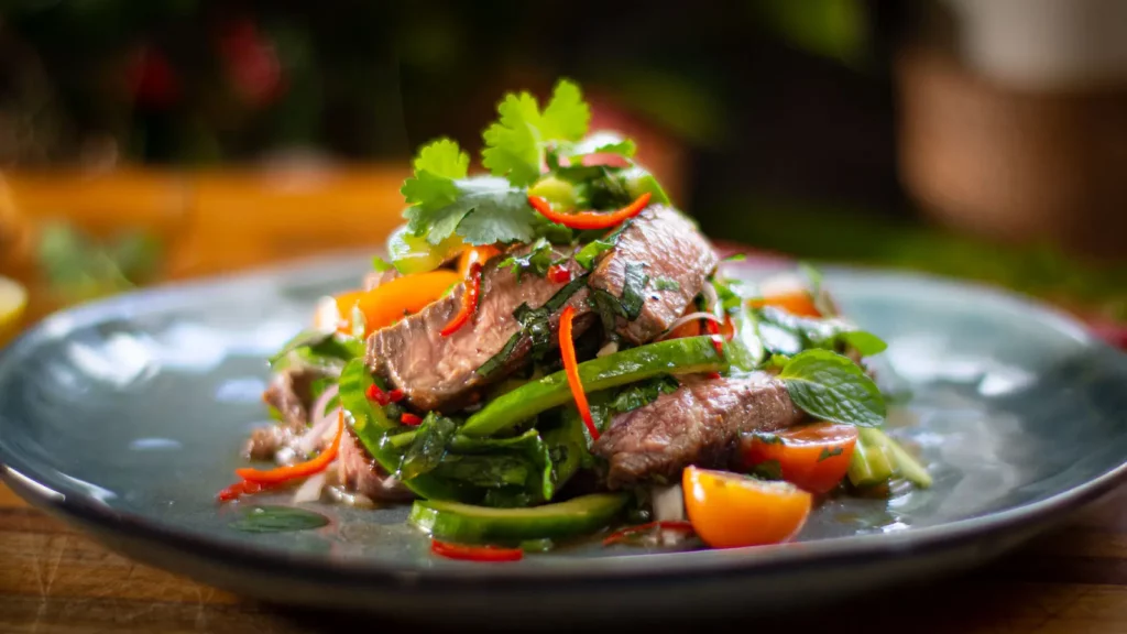 Thai beef salad met biefstuk, munt en limoen op een bord