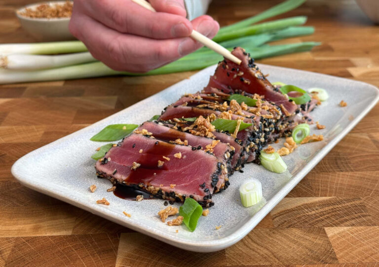 Tonijn tataki met sesam, sojasaus en lente-ui