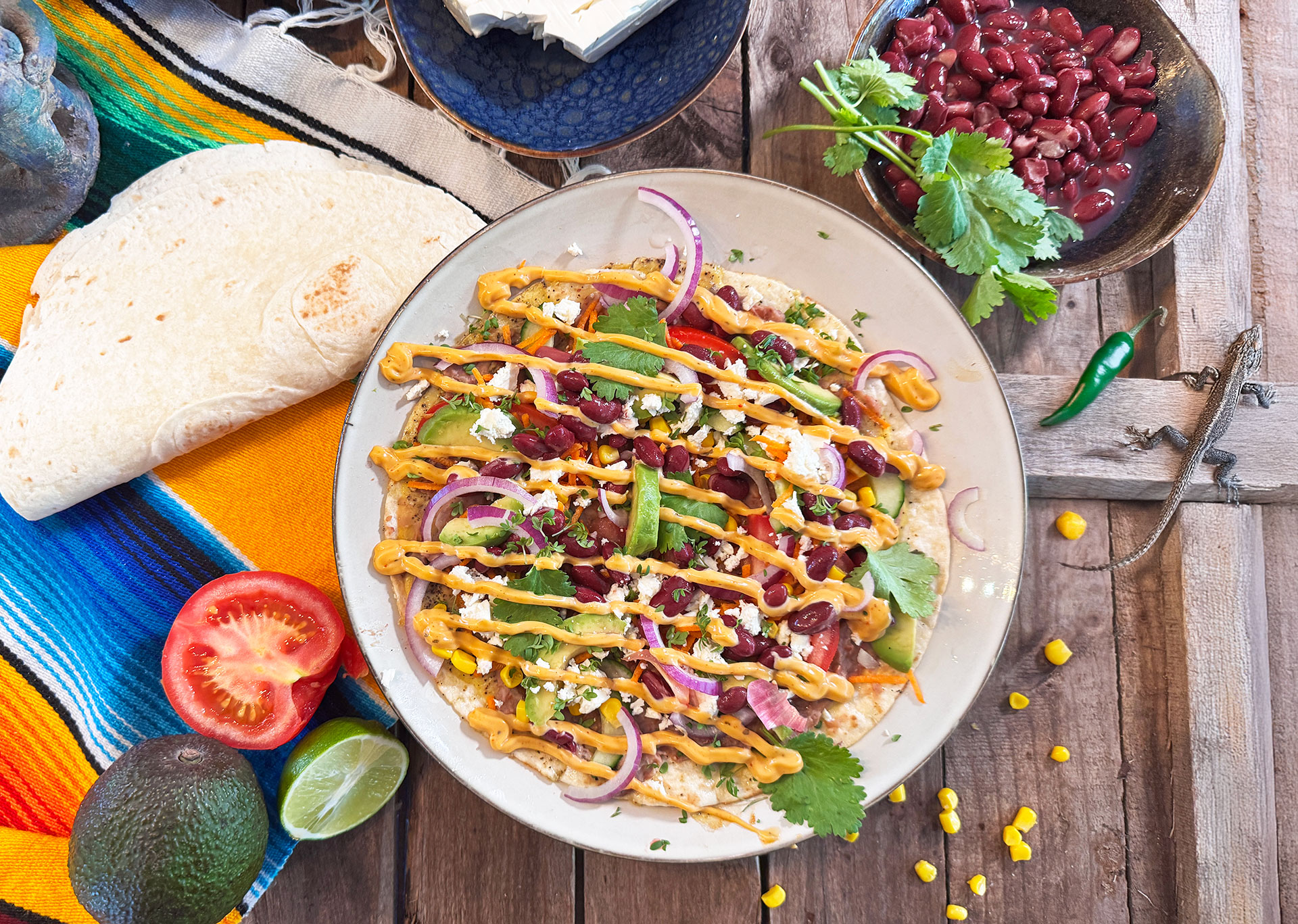 Mexicaanse tortilla omelet met ei, bonen, avocado, tomaat en groenten op een bord