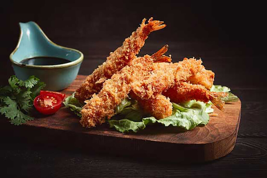 Close-up van Thaise torpedo-garnalen met chili en limoen