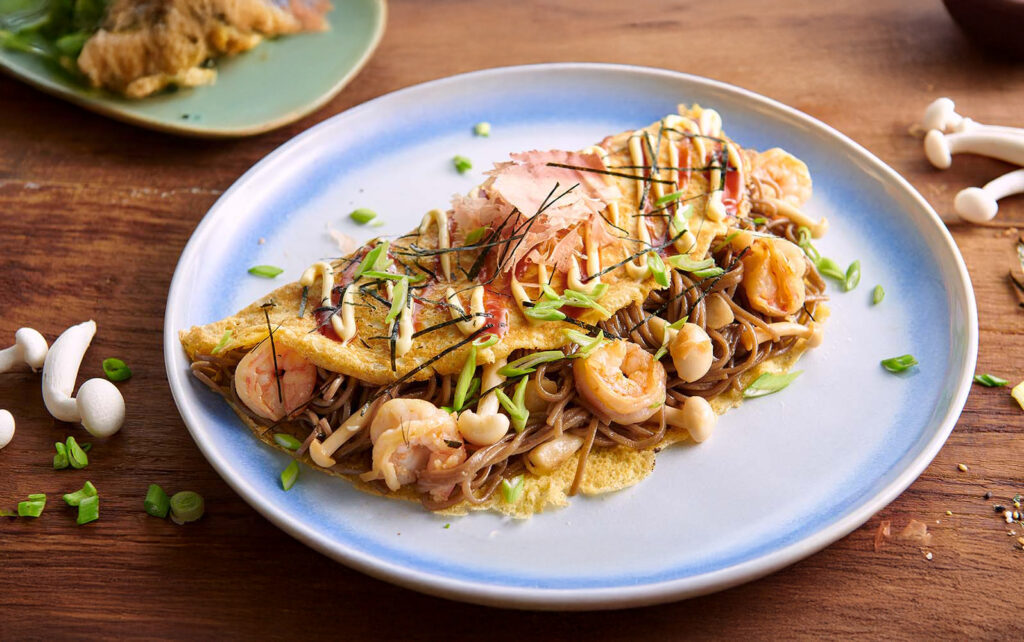 Omusoba met ramen noodles, garnalen en groenten