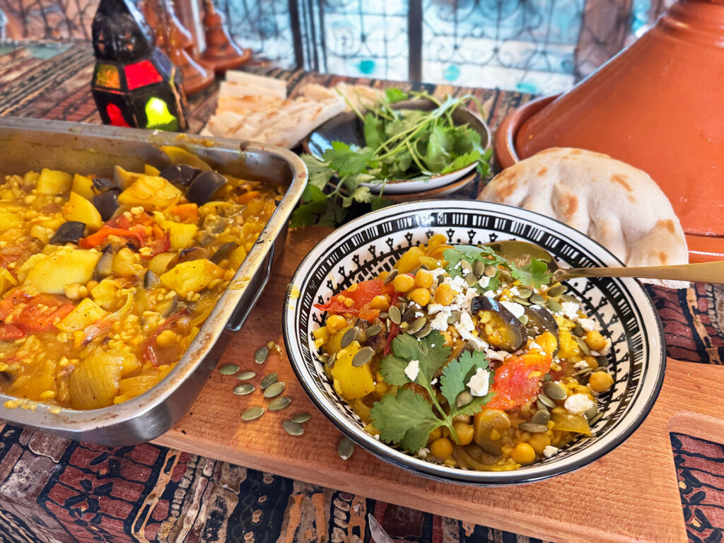 Chorba ovenschotel met bulgur, kikkererwten en groenten.