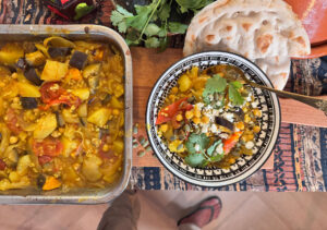 Chorba ovenschotel met bulgur, kikkererwten en groenten.