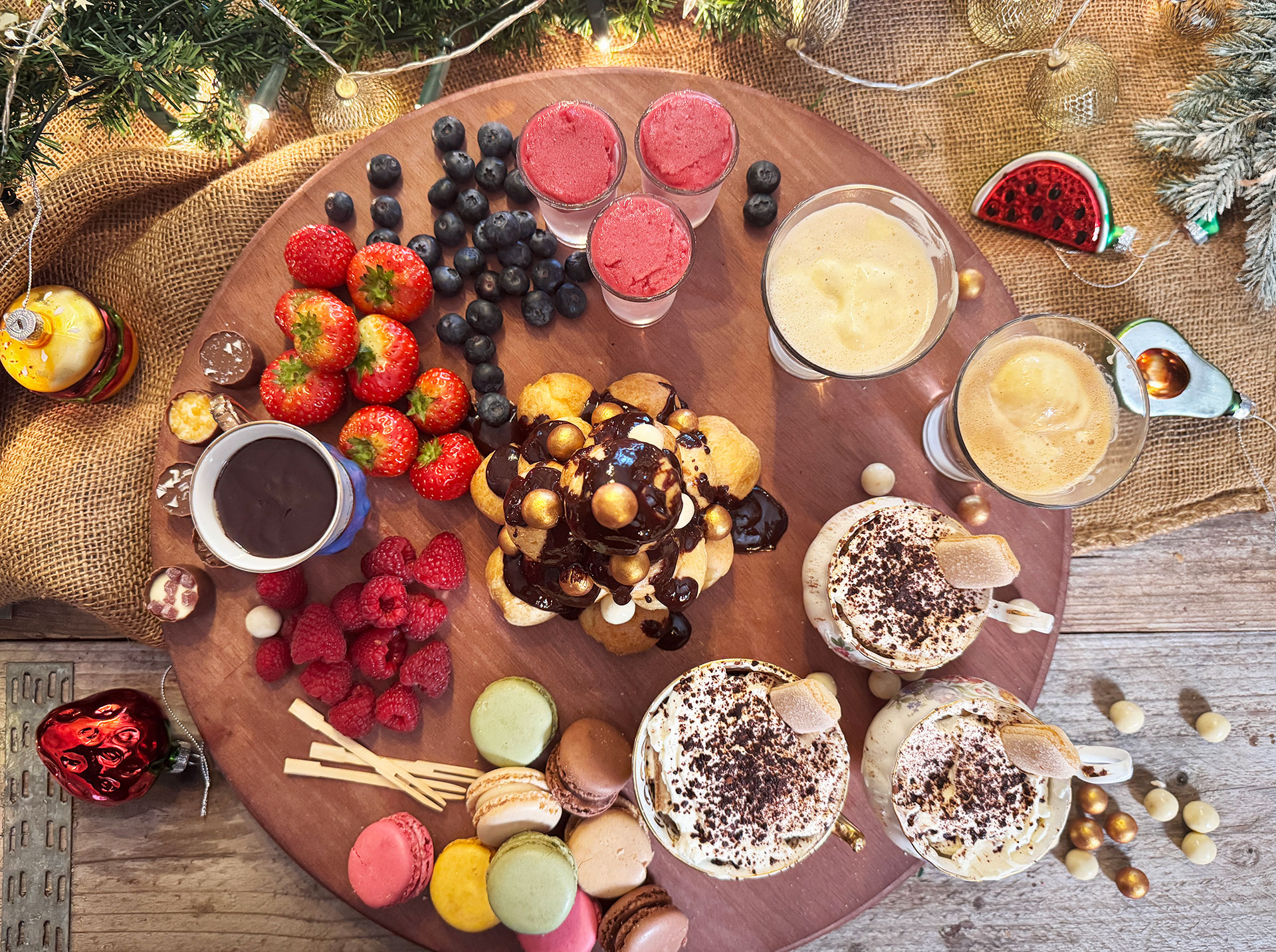 Shared xmas dessert plank met tiramisu, soesjes en chocoladesaus.