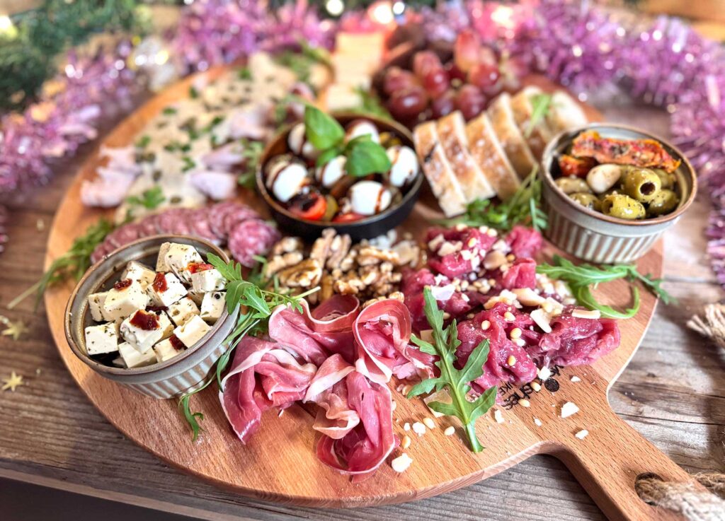 Shared xmas starter: rijk gevulde antipasti plank voor kerst.
