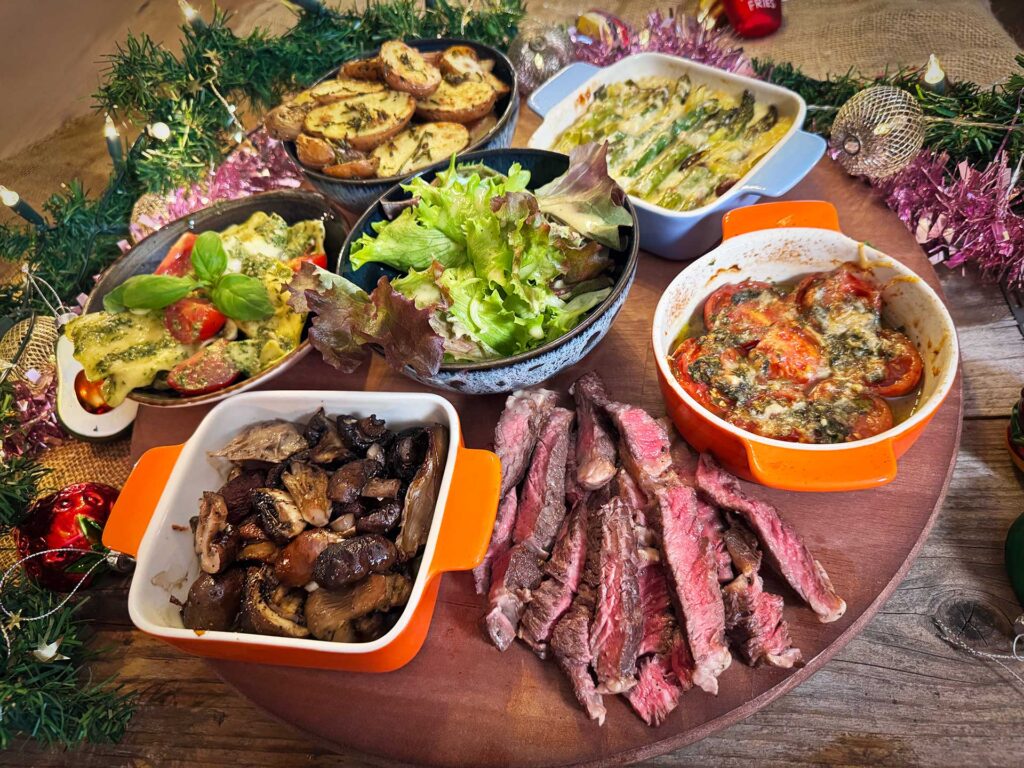 Schalen met krieltjes, asperges, paddenstoelen en ribeye als kersthoofdgerecht.
