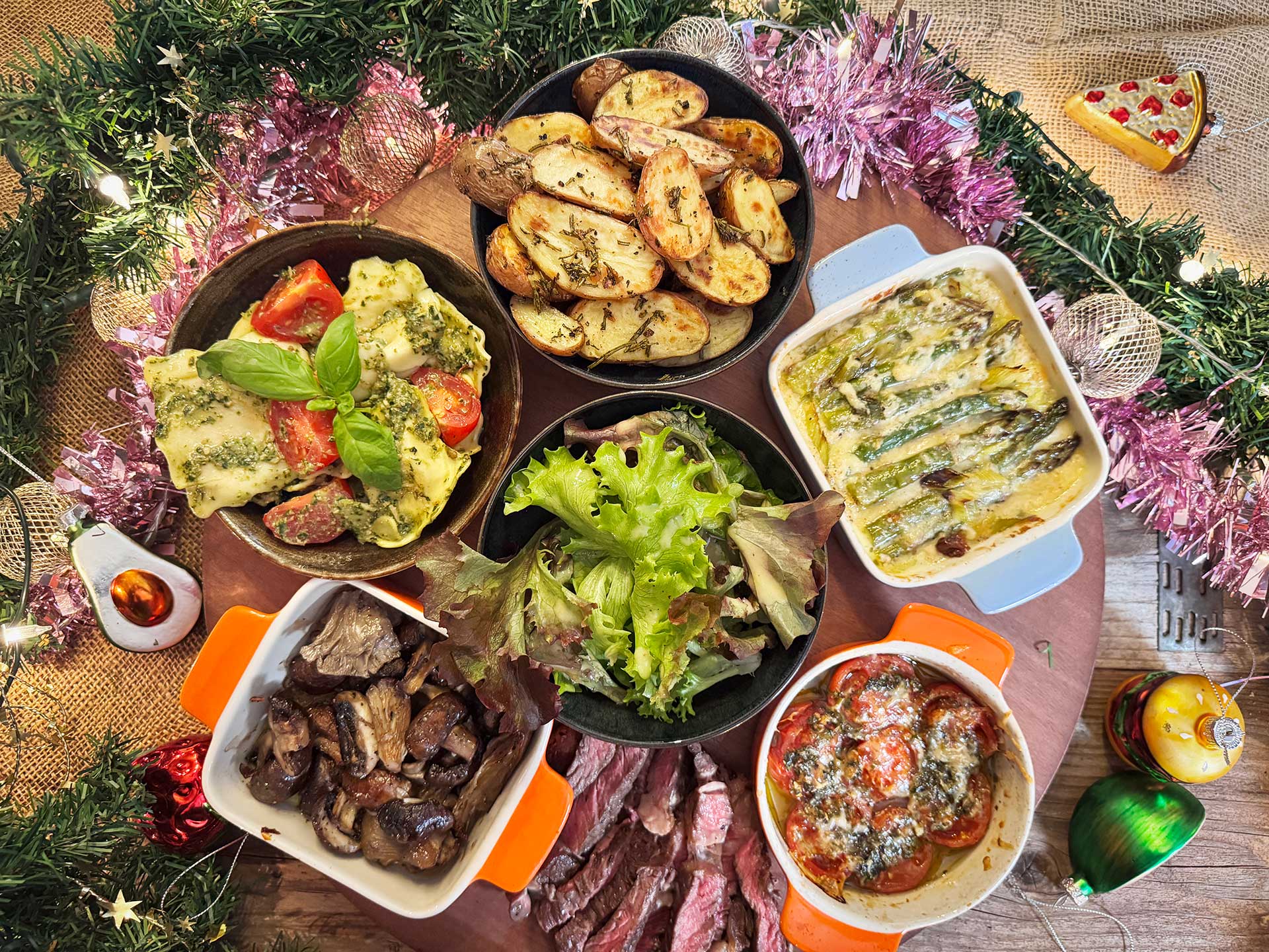 Shared christmas diner hoofdgerecht met verschillende deelbare gerechten op tafel.
