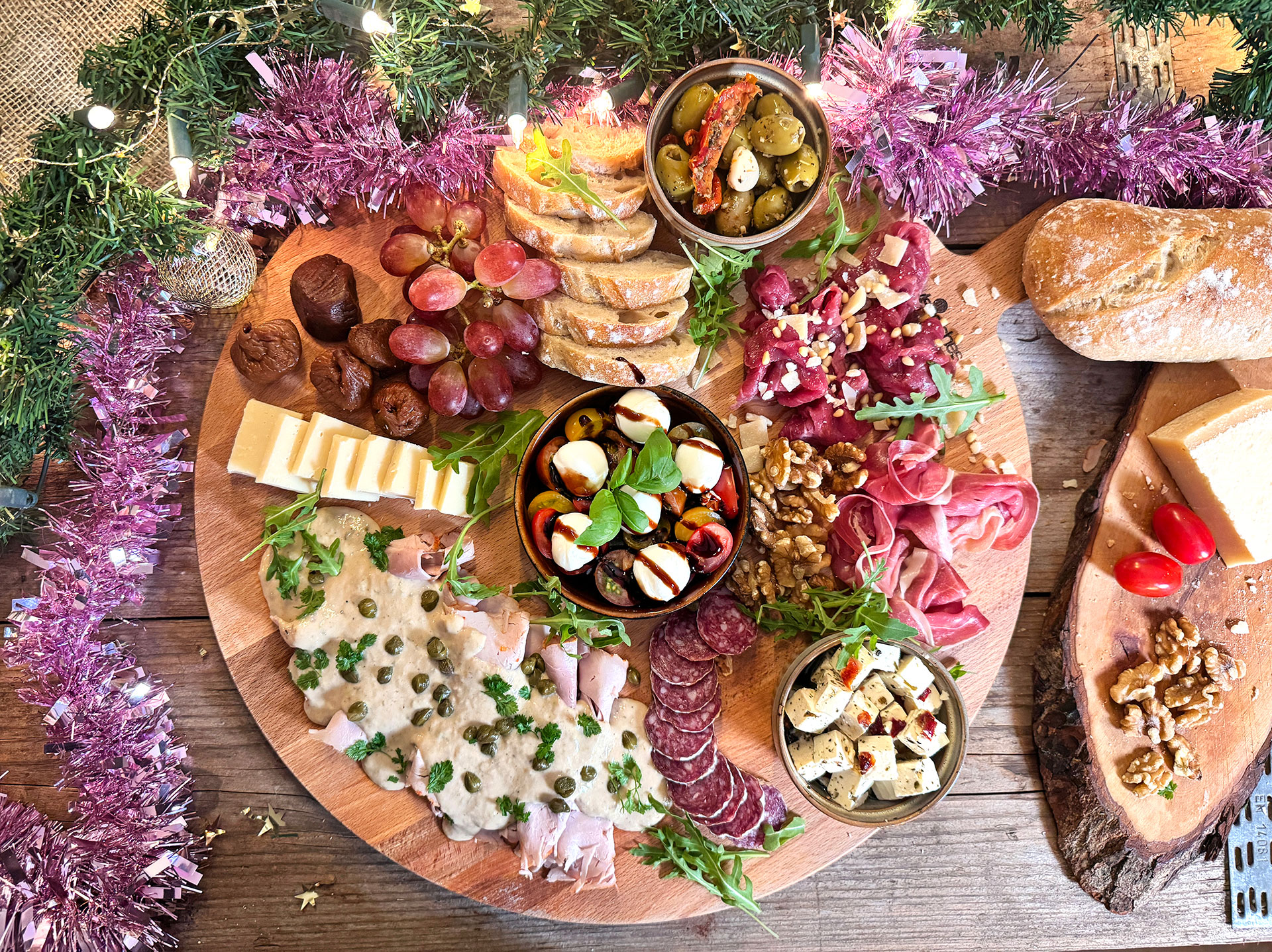 Antipasti plank kerst met vitello tonnato, caprese, vleeswaren en kaas.
