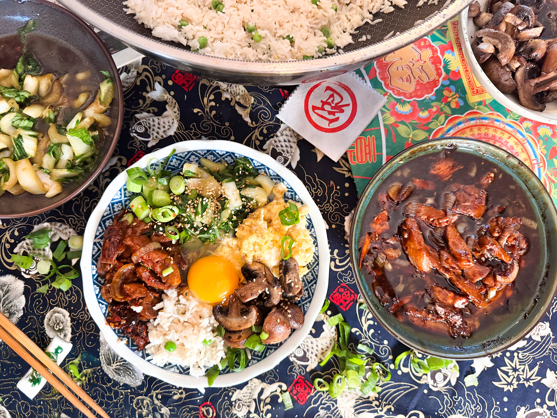 Chinese rice bowl met kip, paksoi en crispy chiliolie.