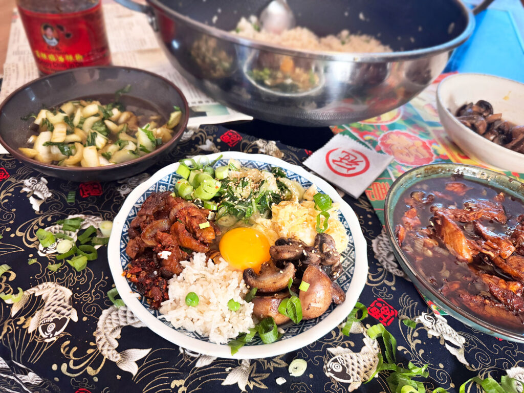 Bowl met rijst en Chinese toppings, netjes gerangschikt.