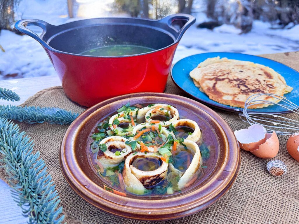 Oostenrijkse frittatensuppe met pannenkoekreepjes in de sneeuw.