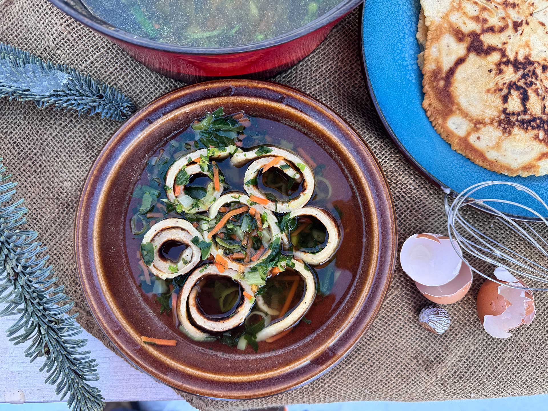 Oostenrijkse frittatensuppe met pannenkoekreepjes in de sneeuw.