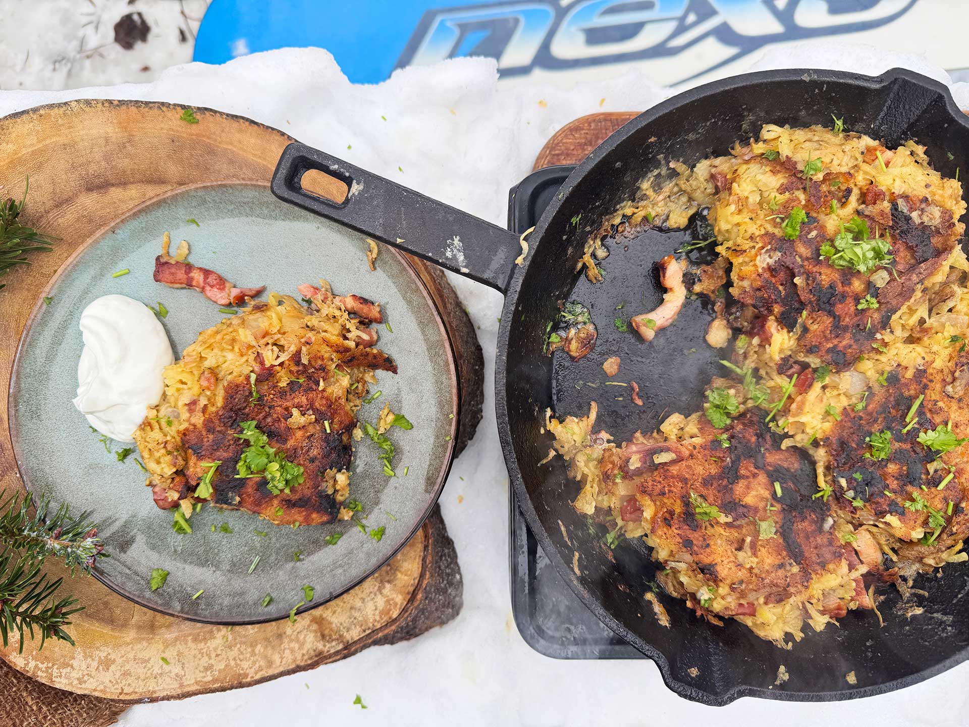 Rösti met spek en ui, buiten gebakken in de sneeuw.