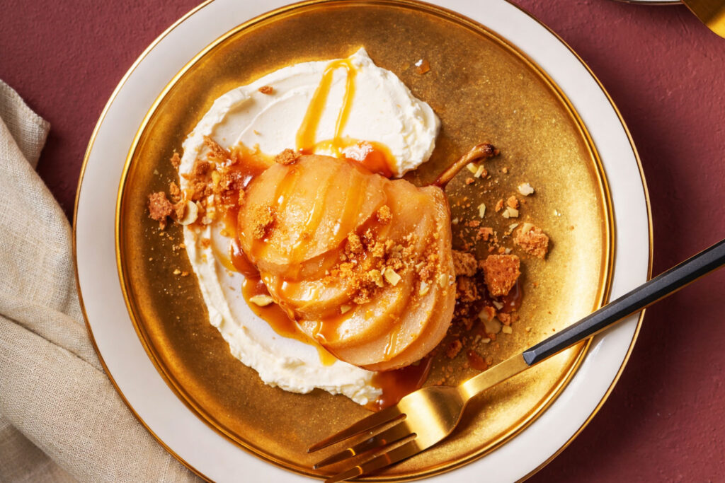 Chai-stoofperen met karamel, mascarpone en koekkruim