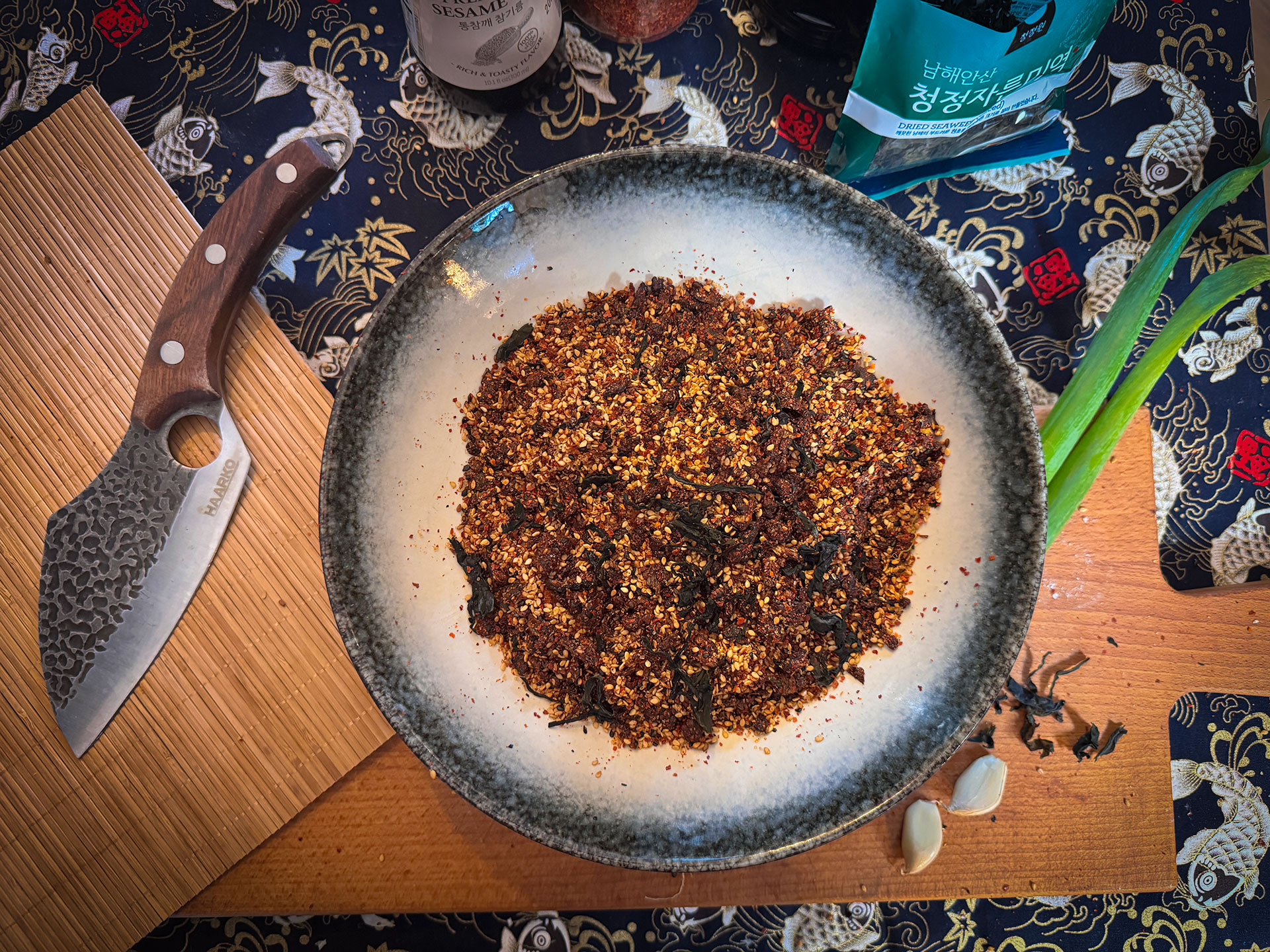Kyoto rāyu furikake met sesam en chili in schaal
