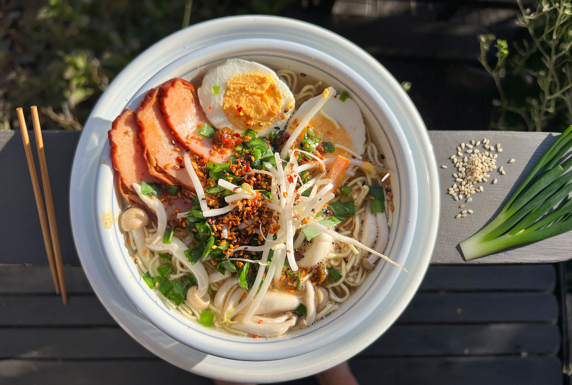 Instant noodle soup met verse toppings in Japan