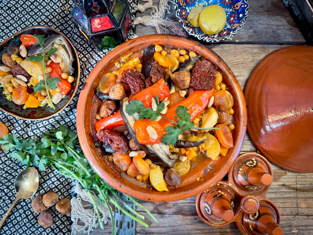Tajine geserveerd met amandelen en koriander