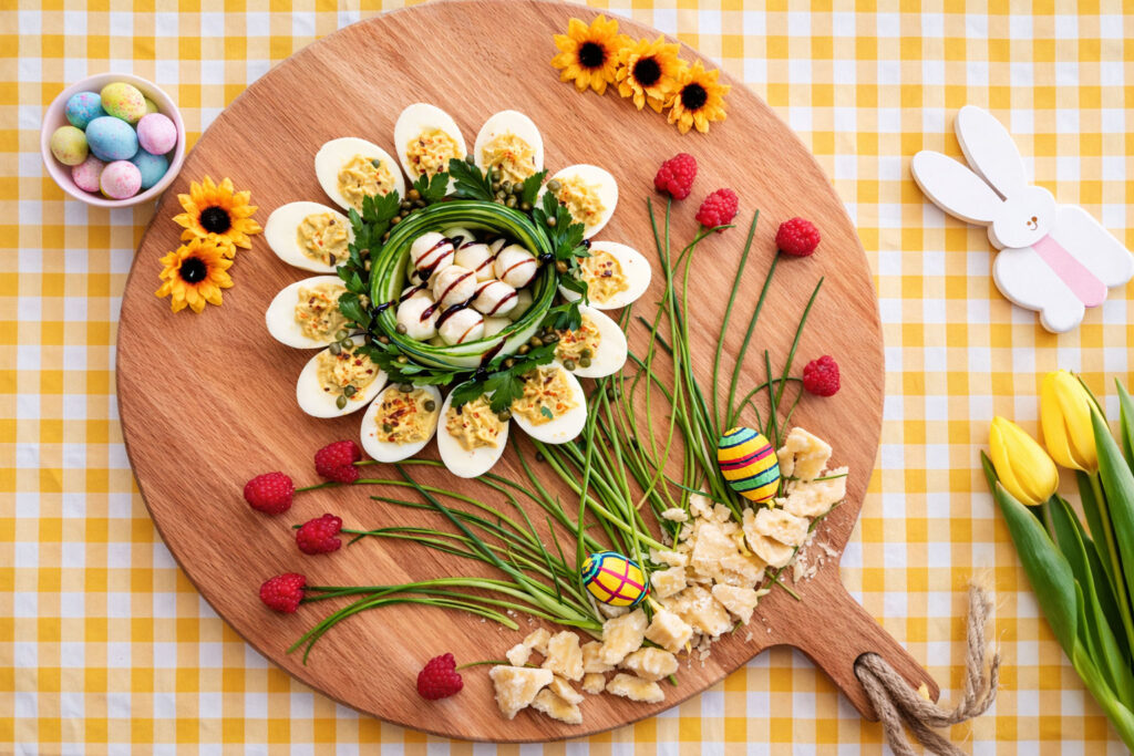 Vrolijke brunchplank in bloemvorm voor Pasen