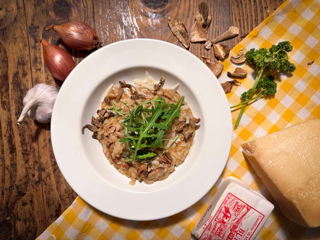 paddenstoelen risotto met parmigiano reggiano op bord