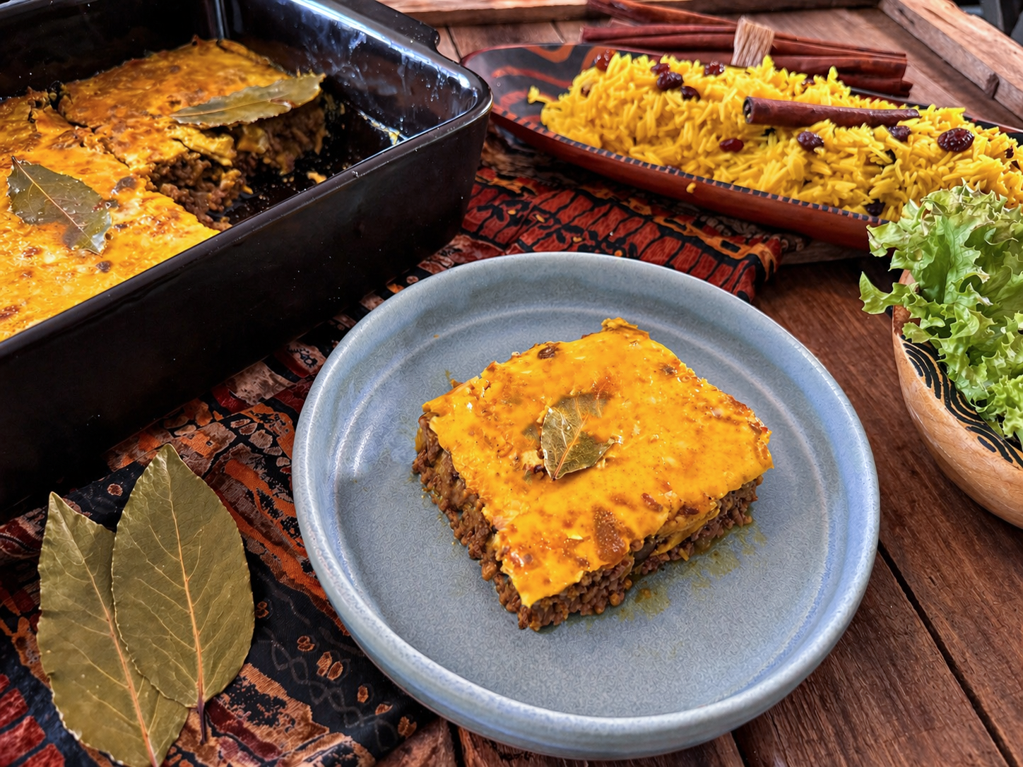 Zuid-Afrikaanse bobotie met gele rijst en rozijnen