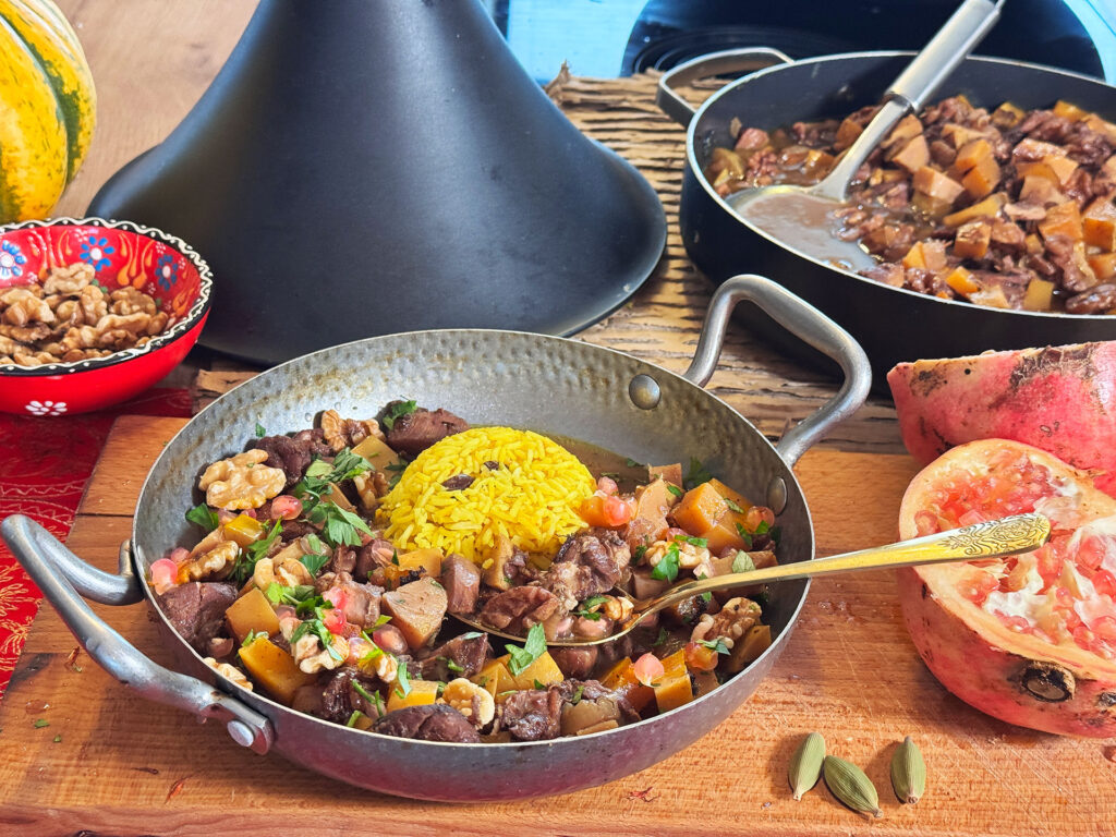 Midden-Oosterse stoof met kip, pompoen en granaatappel.