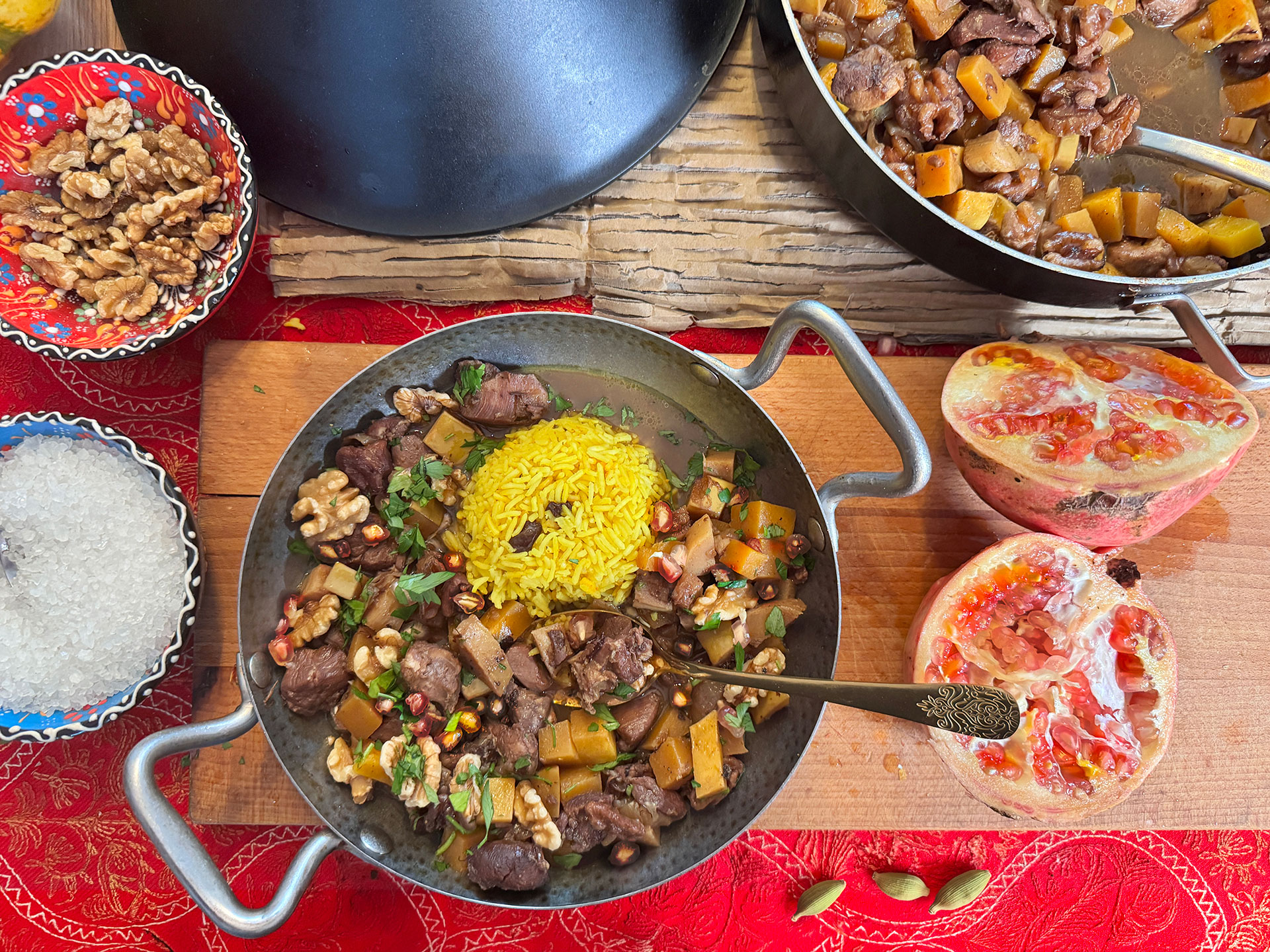 Midden-Oosterse stoof met kip, pompoen en granaatappel.